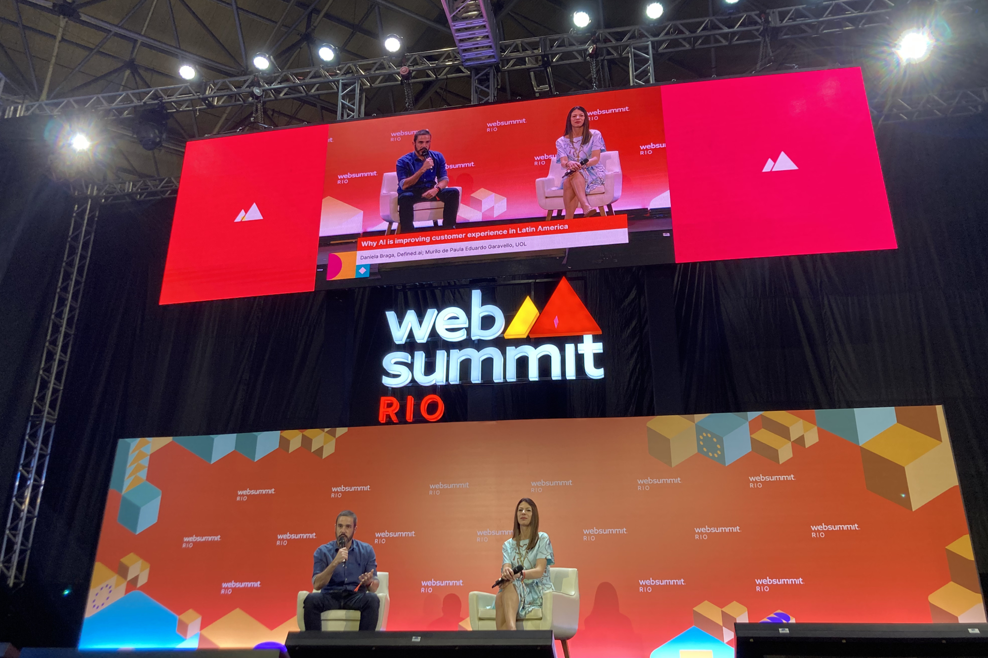 Palestra do Web Summit Rio com Daniela Braga, fundadora e CEO da Defined.ai e o entrevistador Murilo Garavello, diretor de conteúdo do UOL. 